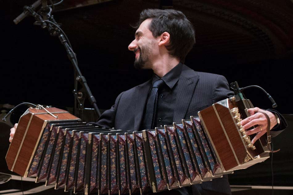 Michael Zisman mit braunem Bandoneon