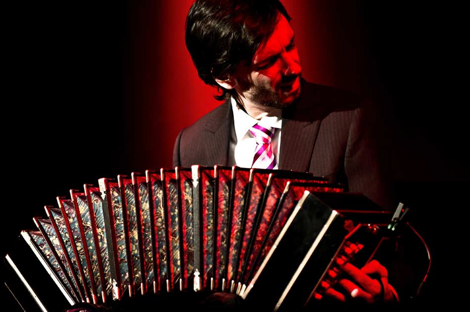 Michael Zisman mit schwarzem Bandoneon