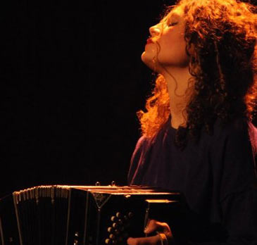 Carmela Delgado mit Bandoneon