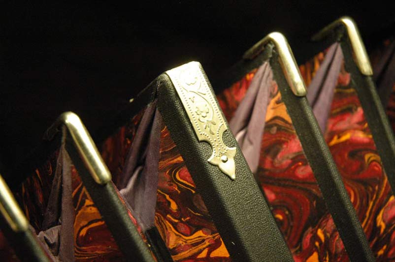 Neuer Balg in einem Bandoneon mit violetten Lederecken