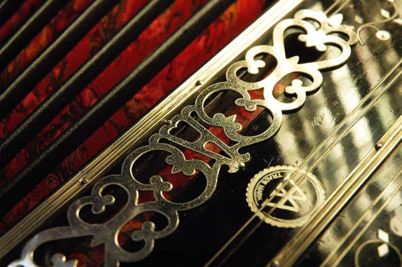 Luftklappe mit AA-Stempel an einem Bandoneon