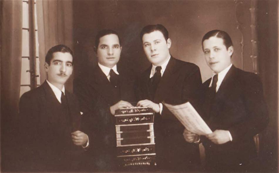 Historisches Foto mit Bandoneon und Herrengruppe