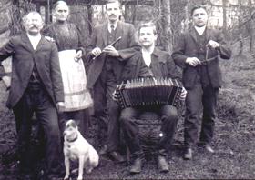 Historisches Foto mit Bandoneon und Hund