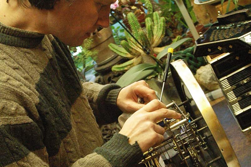 Arbeit am Werk einer Junghans-Uhr