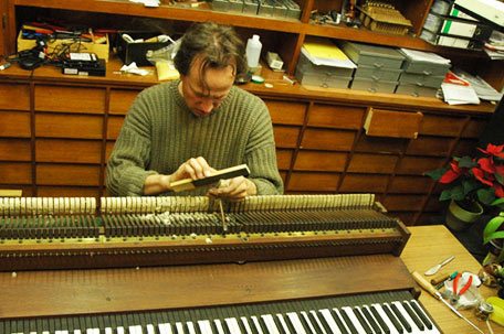 Arbeiten an einer Klaviertastatur