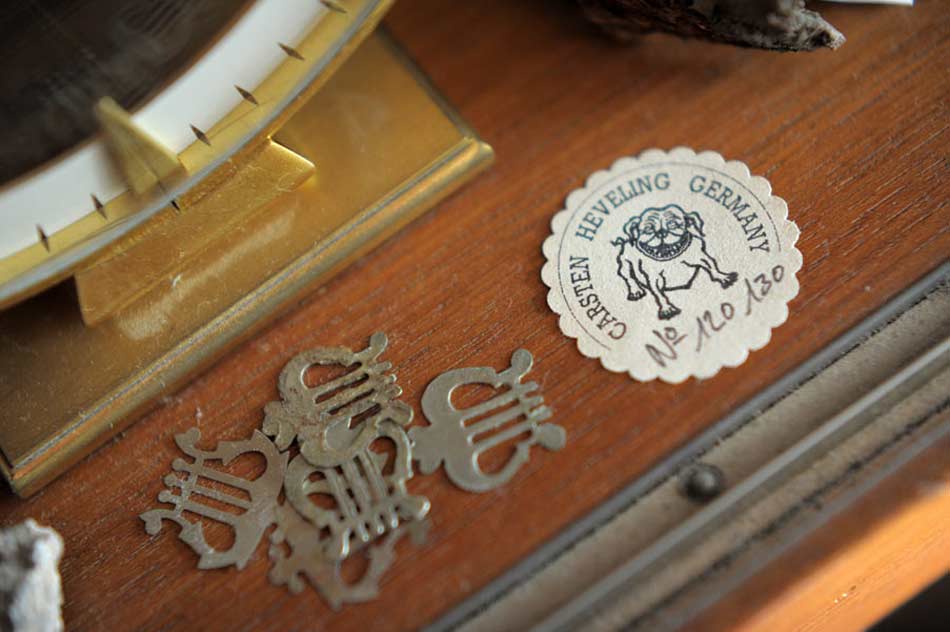 Bandoneonteile liegen im Werkstattregal