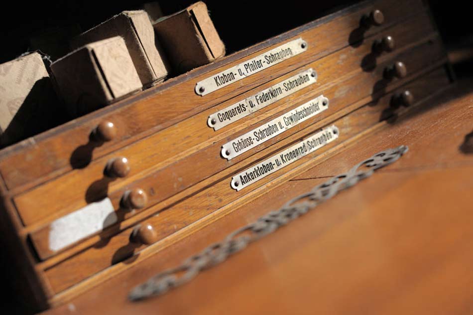 Kleine Aufbewahrungsschachtel für Materialien im Werkstattregal