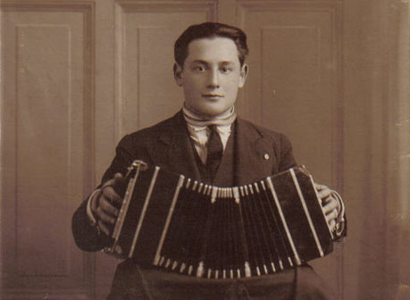 Historisches Foto eines Bandoneonspielers