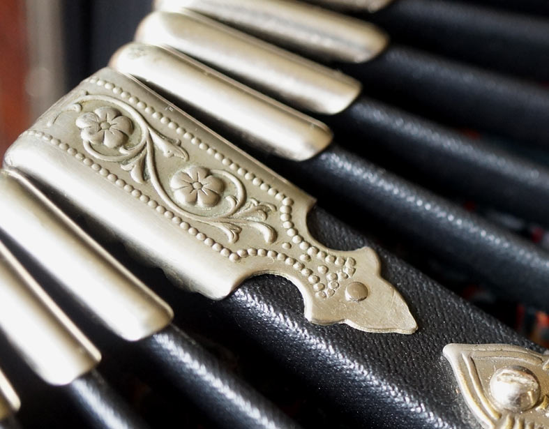 Silberecken an einem neuen Bandoneonbalg