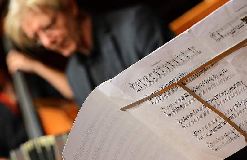 Noten au f einem Notenständer im Tangokonzert