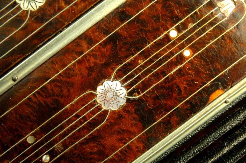 Vogelaugenahorn Furnier in einem ELA