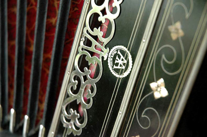 Seitenansicht eines AA Bandoneon