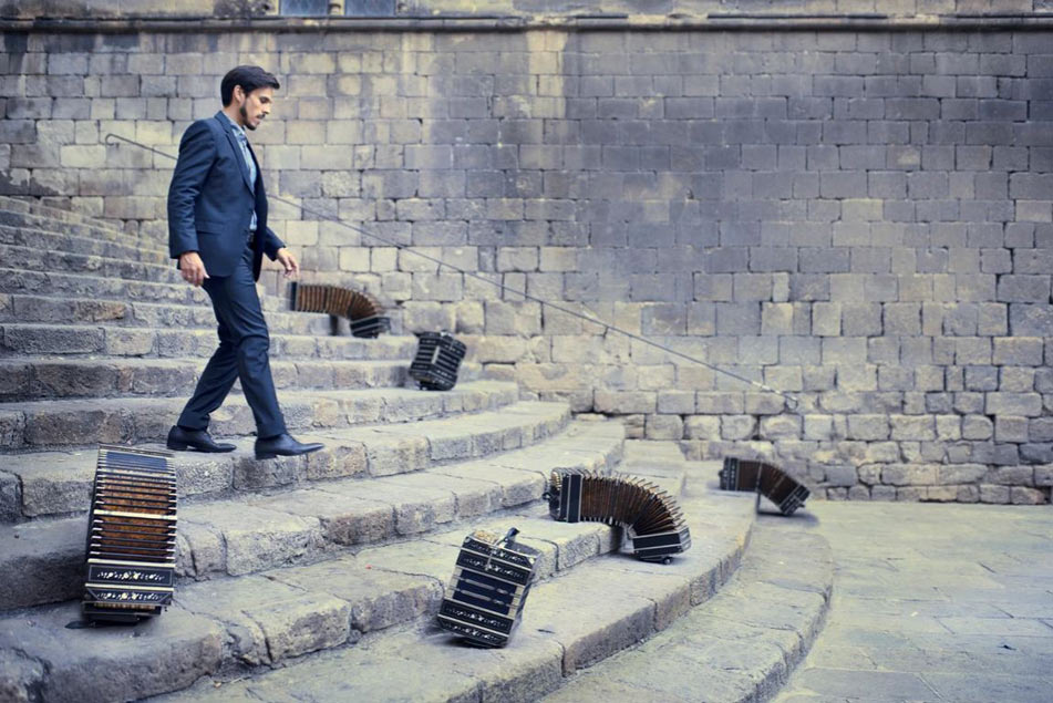 Claudio Constantini geht eine Treppe hinunter