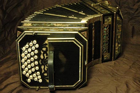 Bandoneon mit Einheitstastatur von links