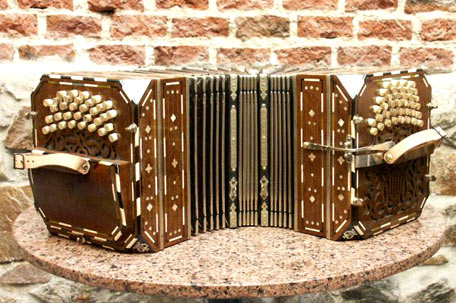 Bandoneon auf einem Tisch