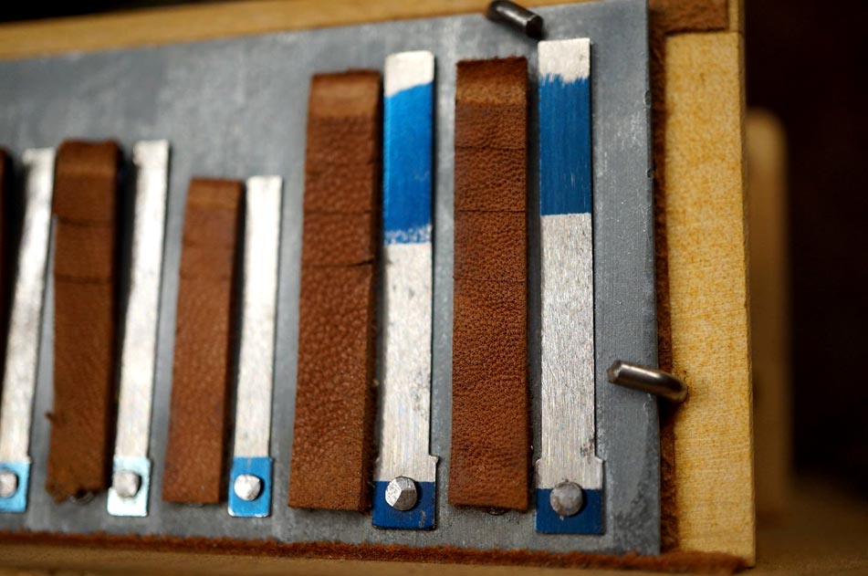 Längsschliffzungen auf einer Stimmplatte