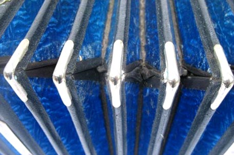 Aluminiumbeschichtetes und geprägtes Papier