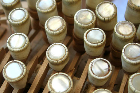 Knöpfe mit Plastikeinlagen