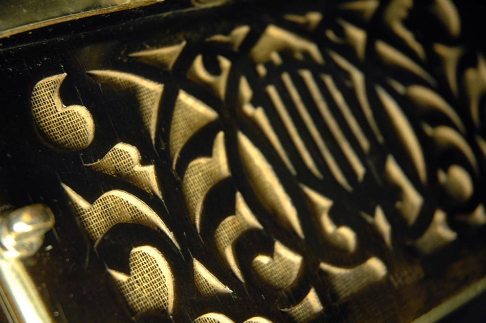 Klassische Aussägearbeit an einem Alfred Arnold Bandoneon